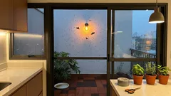 Dias de chuva e casa cheia de insetos: o que ajustar na luz, nas telas e na água parada para reduzir de verdade